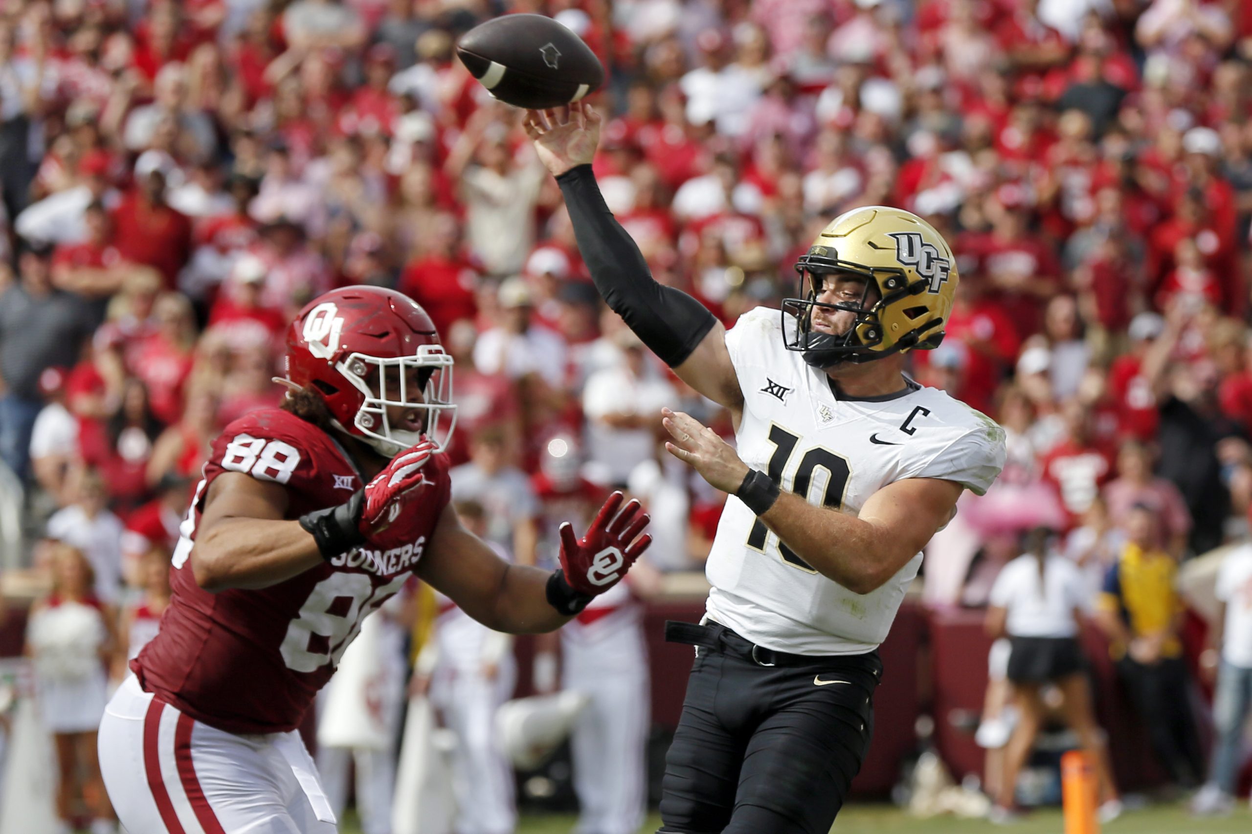 Gordon romps for 282 yards, 4 TDs, Oklahoma State outlasts West